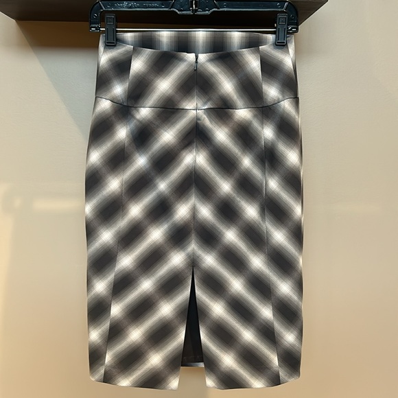 Express Design Studio:High Waisted Blk. & White Pencil Skirt 0.15% off 2+ bundle - Picture 2 of 4
